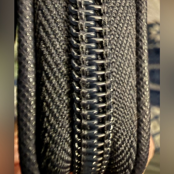 TOMMY HILFIGER WOMEN’S LARGE STRIPE ZIP WALLET - Picture 12 of 16